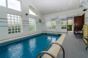 Piscina climatizada interior con solarium