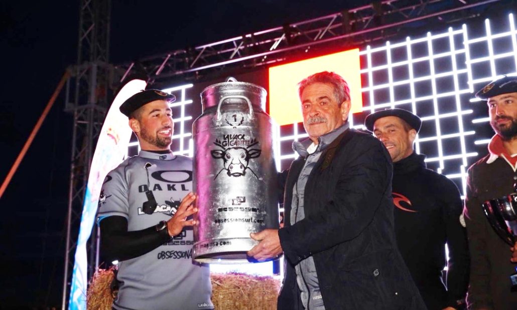 Miguel Angel Revilla entregando el Premio al ganador de La Vaca Gigante